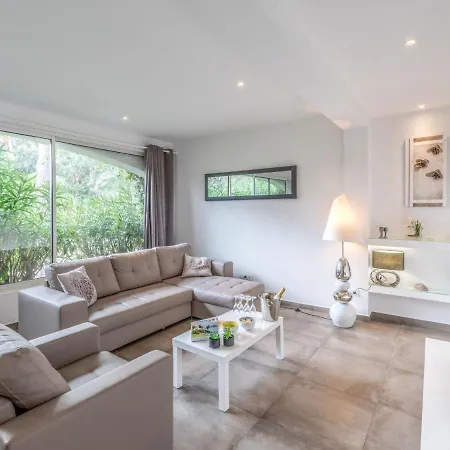 Les Arcades Apartment *